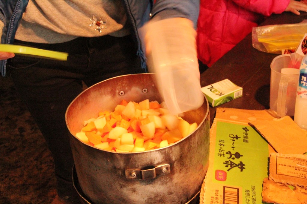 茨木市の銭原キャンプ場でカレー作り
